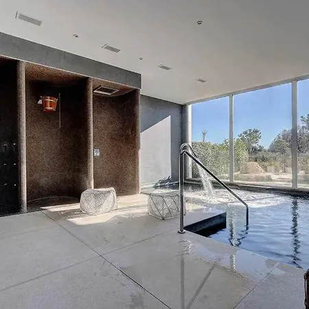 Edge Luxury Beachfront 3br, 3 Pools, Spa, Gym * Estepona