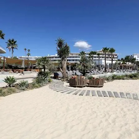 Edge Luxury Beachfront 3br, 3 Pools, Spa, Gym