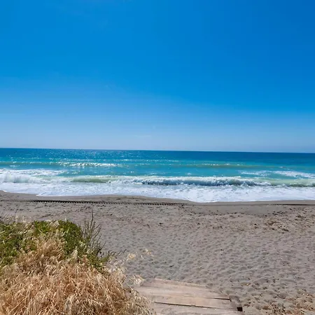 Edge Luxury Beachfront 3br, 3 Pools, Spa, Gym * Estepona