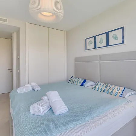 Edge Luxury Beachfront 3br, 3 Pools, Spa, Gym Apartment