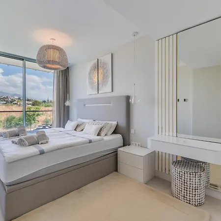 Edge Luxury Beachfront 3br, 3 Pools, Spa, Gym Apartment Estepona