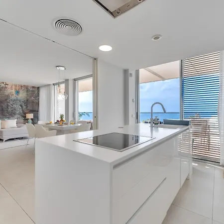 Edge Luxury Beachfront 3br, 3 Pools, Spa, Gym * Estepona